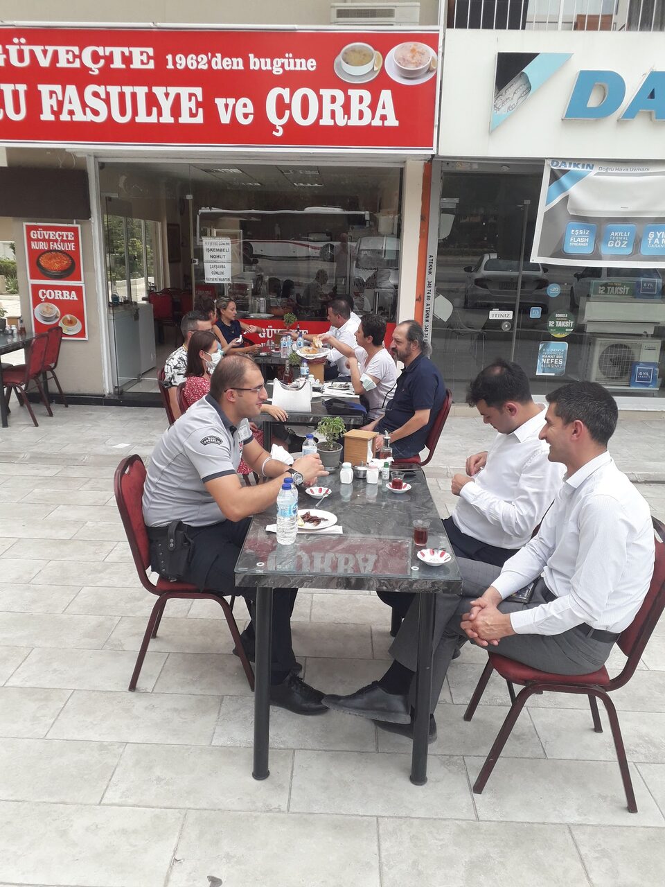 Salonda yemek yiyen misafirler