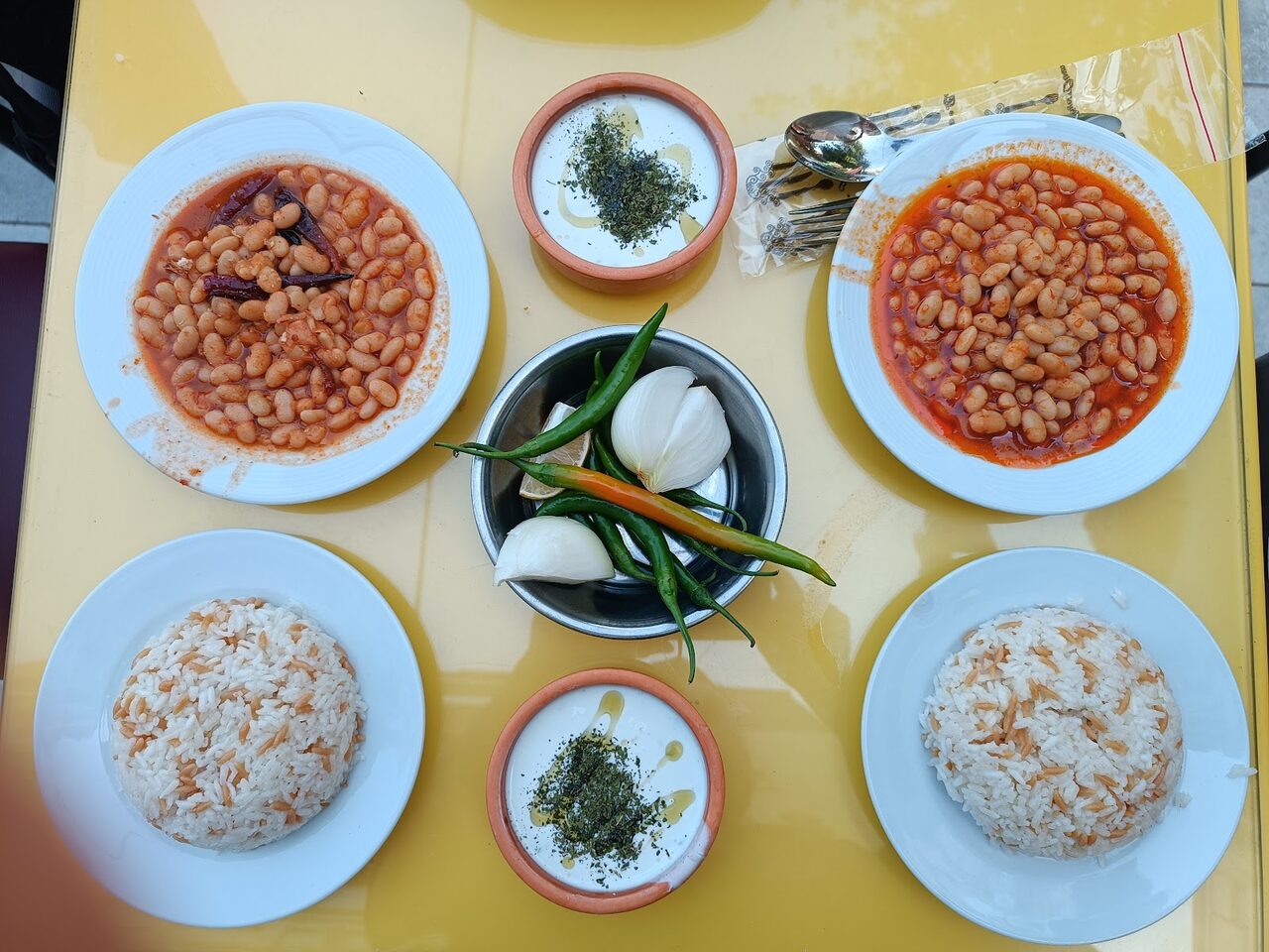 Kuru fasulye ve pilavlı geniş sofra