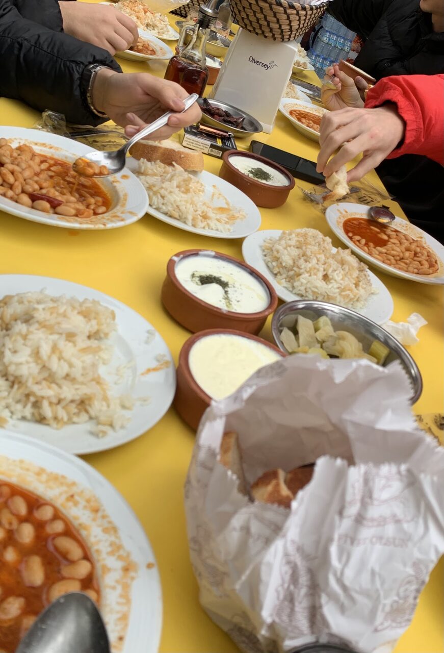 Kalabalık sofra — fasulye, pilav ve ev yemekleri